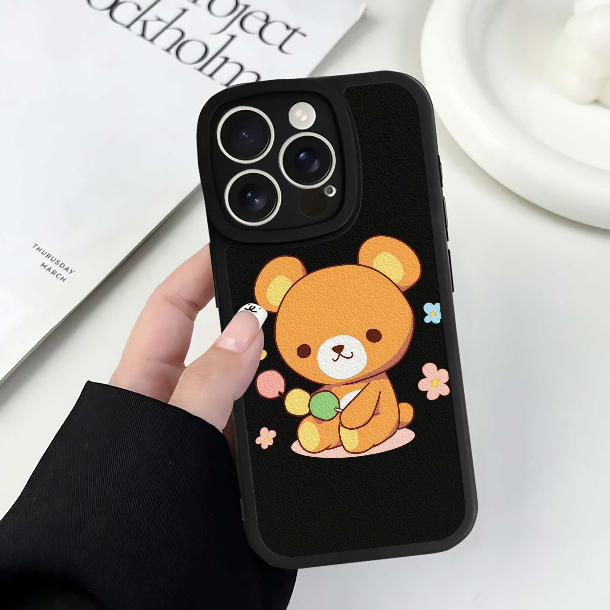 （画像用） リラックマ リラックマ キイロイトリ Rilakkuma Korilakkuma Kiiroitori 【iPhone 16シリーズ対応】シリコンスマホケース（レザー調） 材質：シリコン
